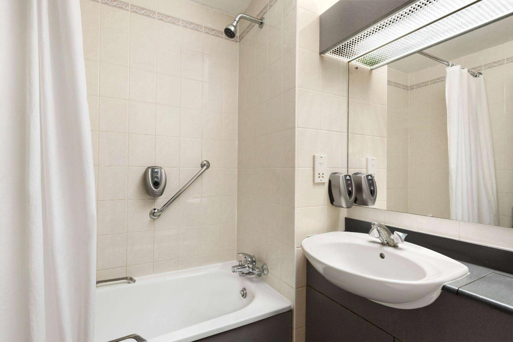 Days Inn Stafford Extérieur photo