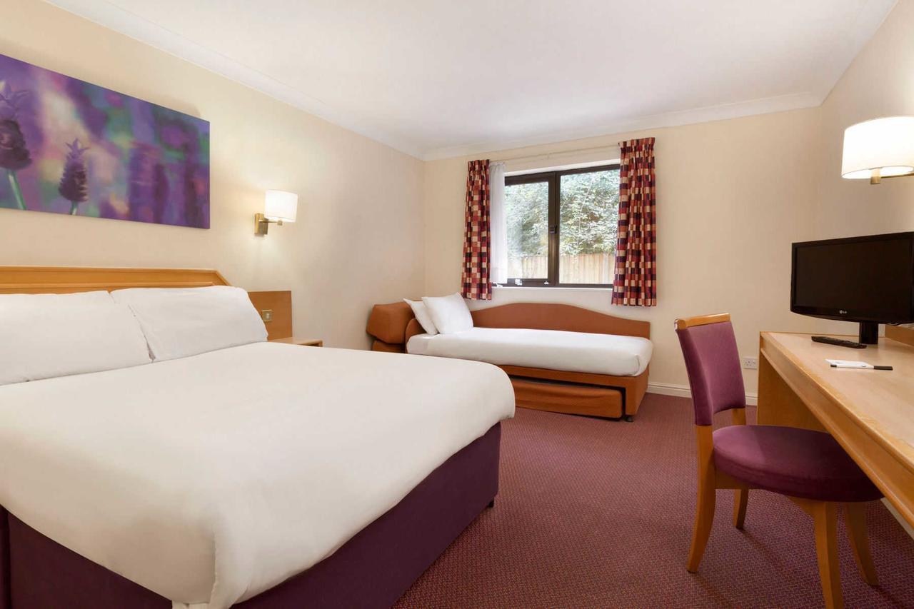 Days Inn Stafford Extérieur photo